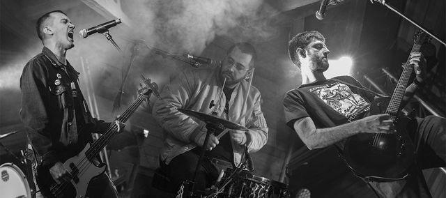 foto dels integrants tocant a un concert en viu