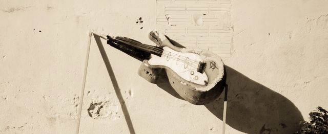 Una guitarra de cartró del local d'assaig de Mendra